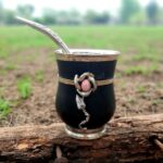 mate de algarrobo grande con apliques de alpaca piedra con flor
